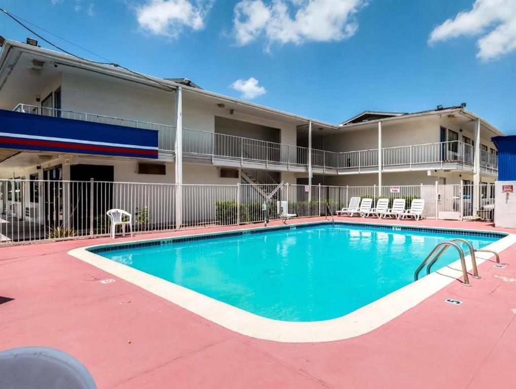 Quality Inn & Suites Victoria East Exterior foto